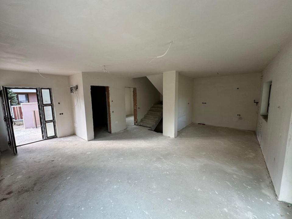 Oportunitate! Casa Semifinisata, 7 camere, 161mp, 3 minute de Floresti