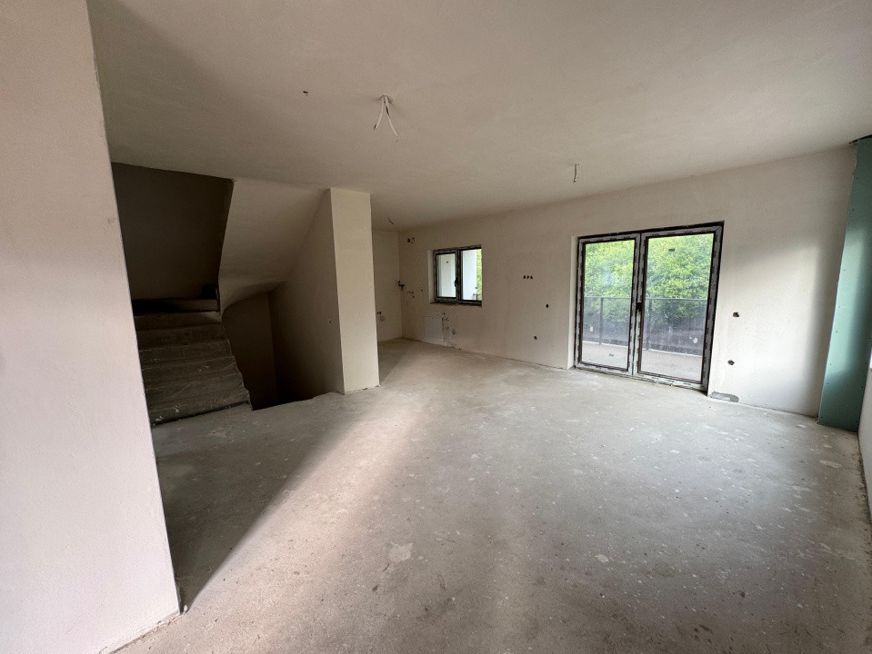 Oportunitate! Casa Semifinisata, 7 camere, 161mp, 3 minute de Floresti