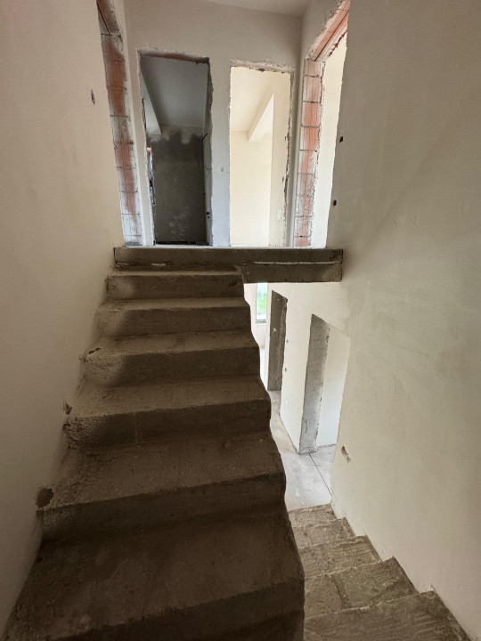 Oportunitate! Casa Semifinisata, 7 camere, 161mp, 3 minute de Floresti