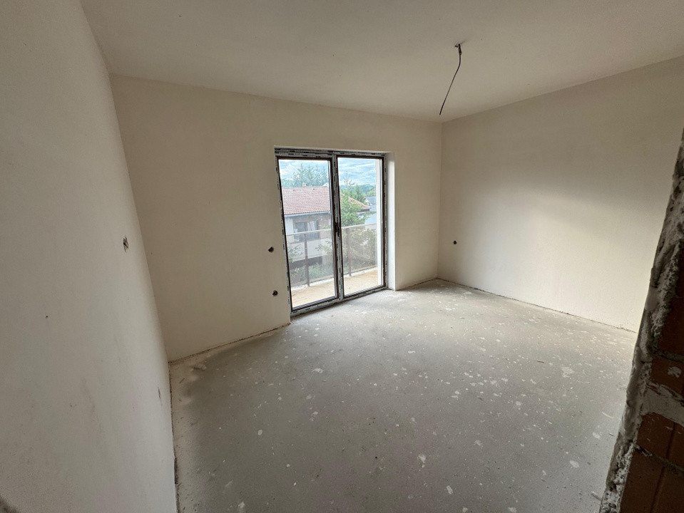 Oportunitate! Casa Semifinisata, 7 camere, 161mp, 3 minute de Floresti