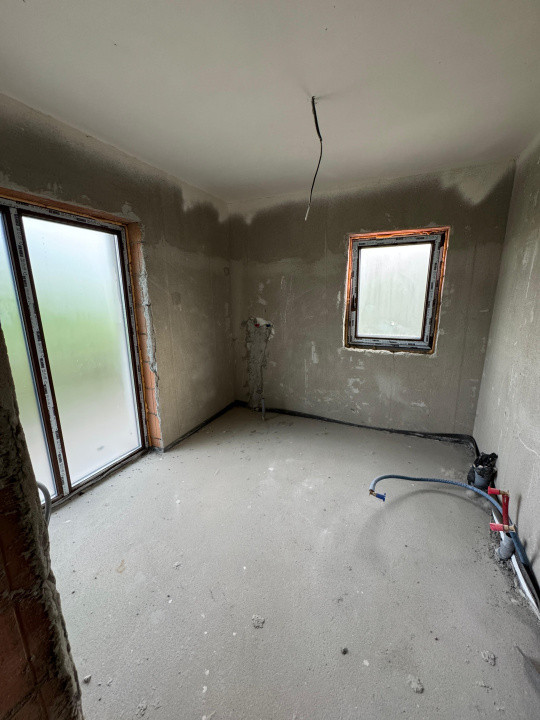 Oportunitate! Casa Semifinisata, 7 camere, 161mp, 3 minute de Floresti