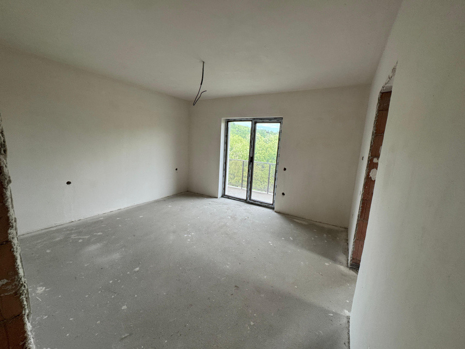 Oportunitate! Casa Semifinisata, 7 camere, 161mp, 3 minute de Floresti