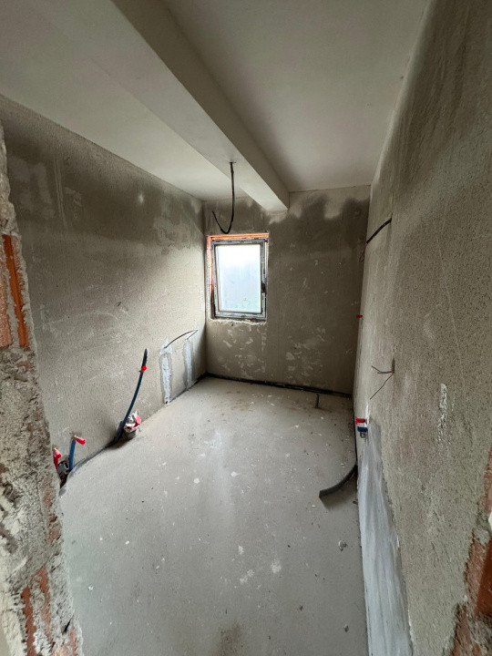 Oportunitate! Casa Semifinisata, 7 camere, 161mp, 3 minute de Floresti