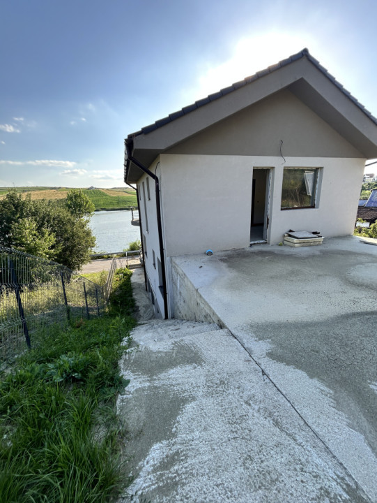 Casa individuala de vanzare Chinteni Lac 180mp utili plus 250mp teren