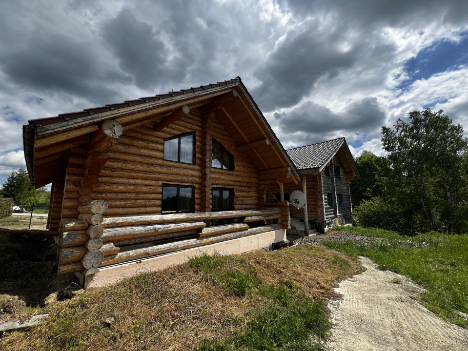 Doua cabane din bustean rotund, 120 mp utili, 1200mp teren, zona Balcesti