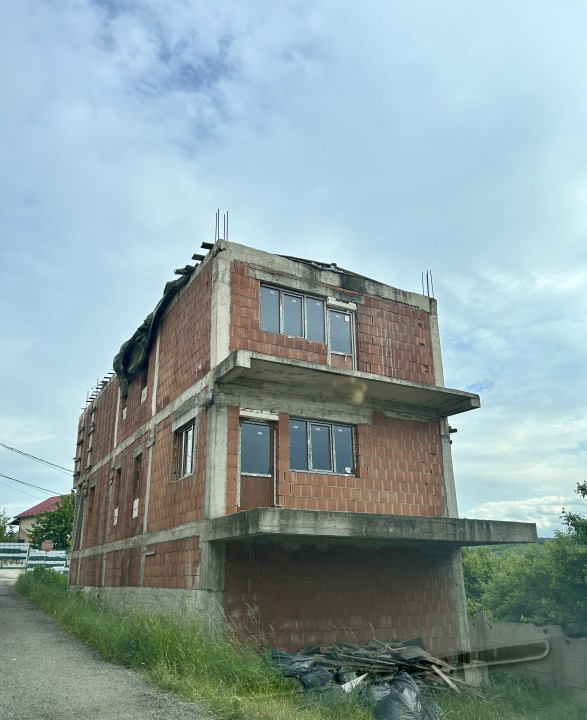 Teren intravilan 1.000mp cu construcție la Rosu Baciu 
