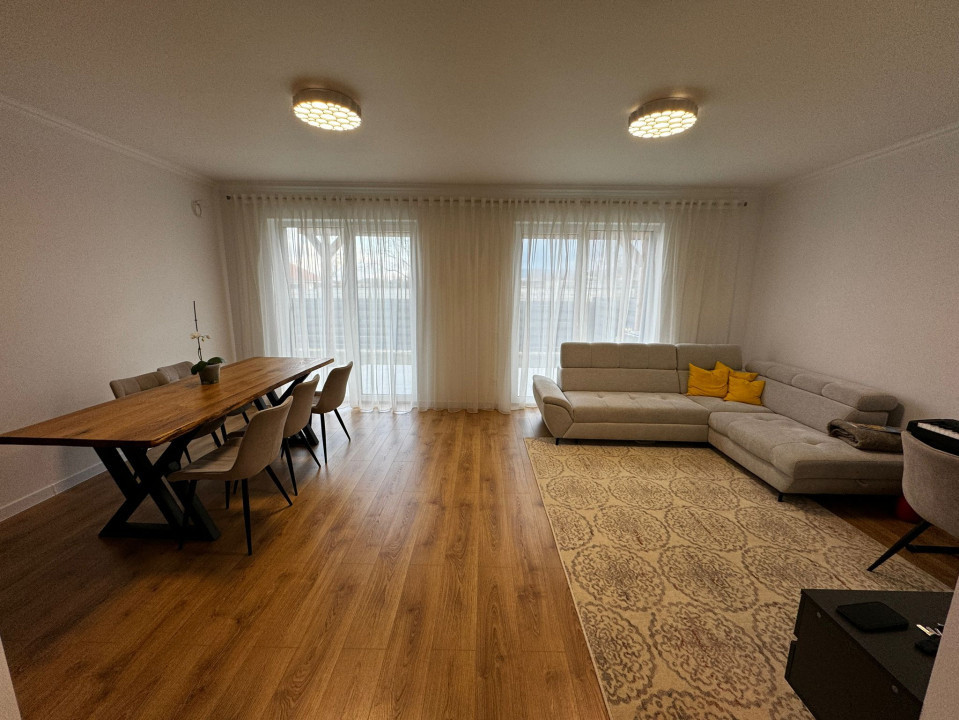 Duplex de inchiriat , 4 camere, curte, parcare acoperita, ansamblu privat