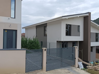 Casa duplex - 170 mp utili - 4 camere - 550 mp teren - zona Tautiului, Floresti!