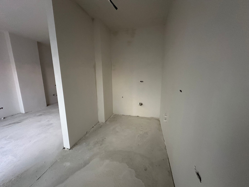 Apartament 2 camere semifinisat,, zona Terapia 