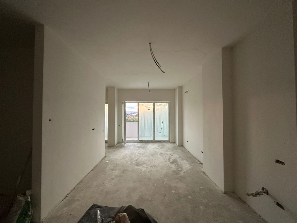 Apartament 2 camere semifinisat,, zona Terapia 