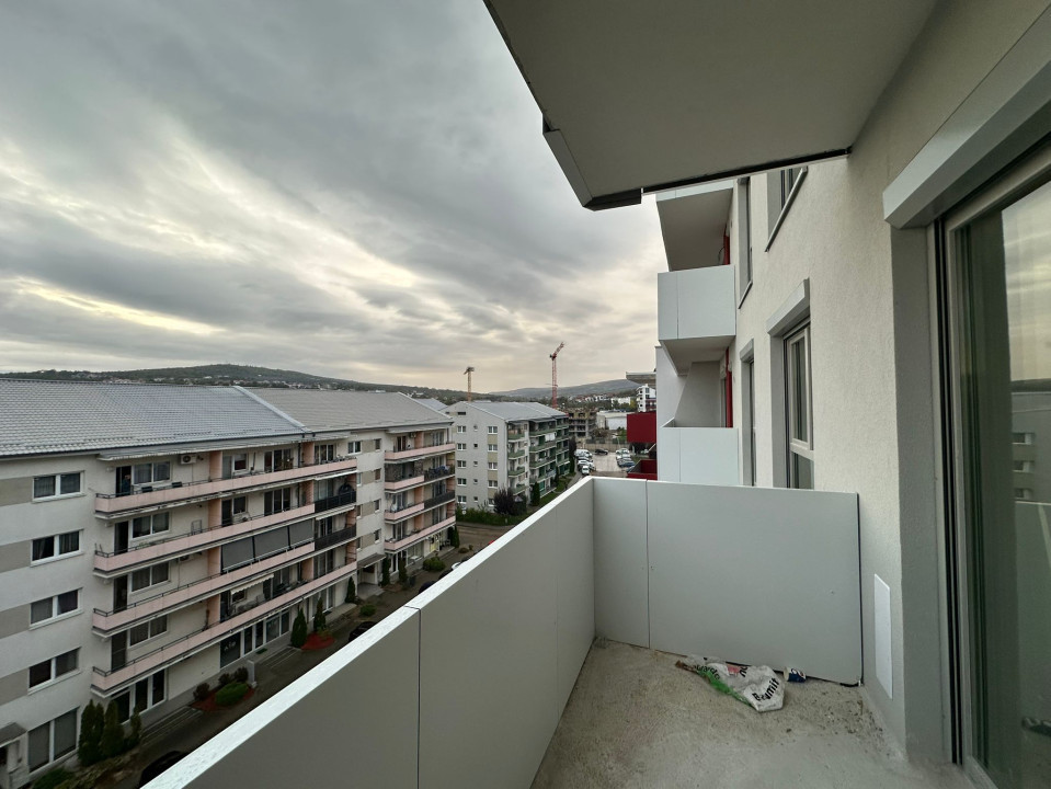 Apartament 2 camere semifinisat,, zona Terapia 