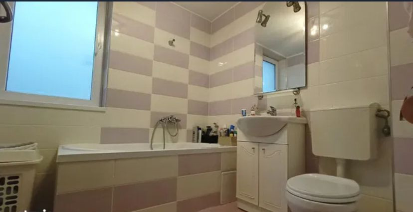 Apartament cu 3 camere,terasa,parcare,etaj interemdiar, zona Sub cetate