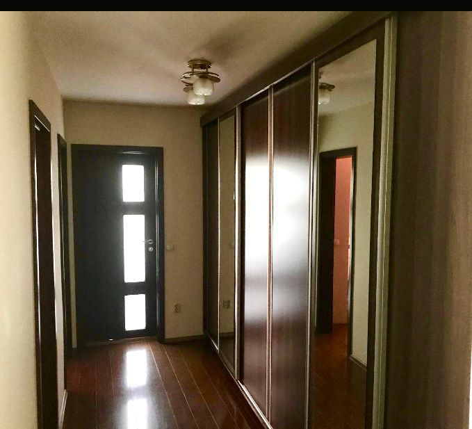 Apartament cu 3 camere,terasa,parcare,etaj interemdiar, zona Sub cetate