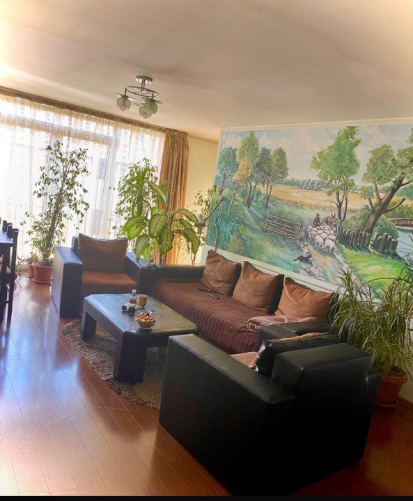 Apartament cu 3 camere,terasa,parcare,etaj interemdiar, zona Sub cetate