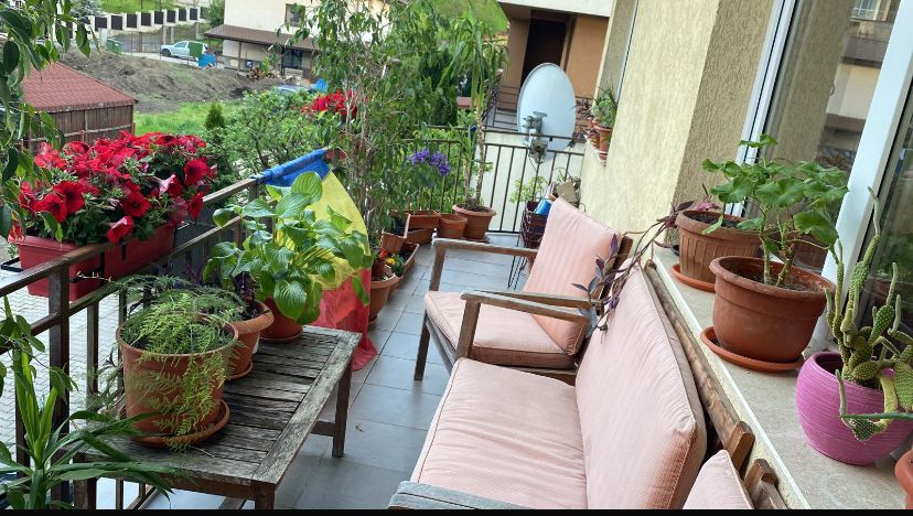 Apartament cu 3 camere,terasa,parcare,etaj interemdiar, zona Sub cetate
