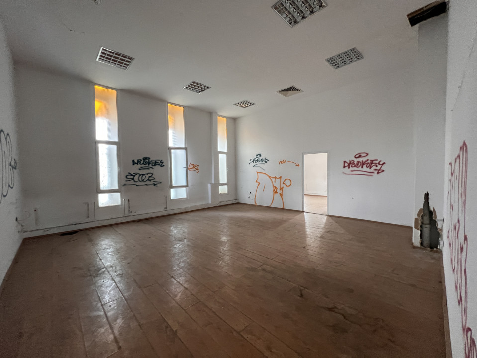 Cladire birouri - Spatiu comercial 1750 mp cu 880 mp teren in Grigorescu