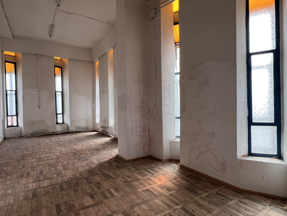 Cladire birouri - Spatiu comercial 1750 mp cu 880 mp teren in Grigorescu