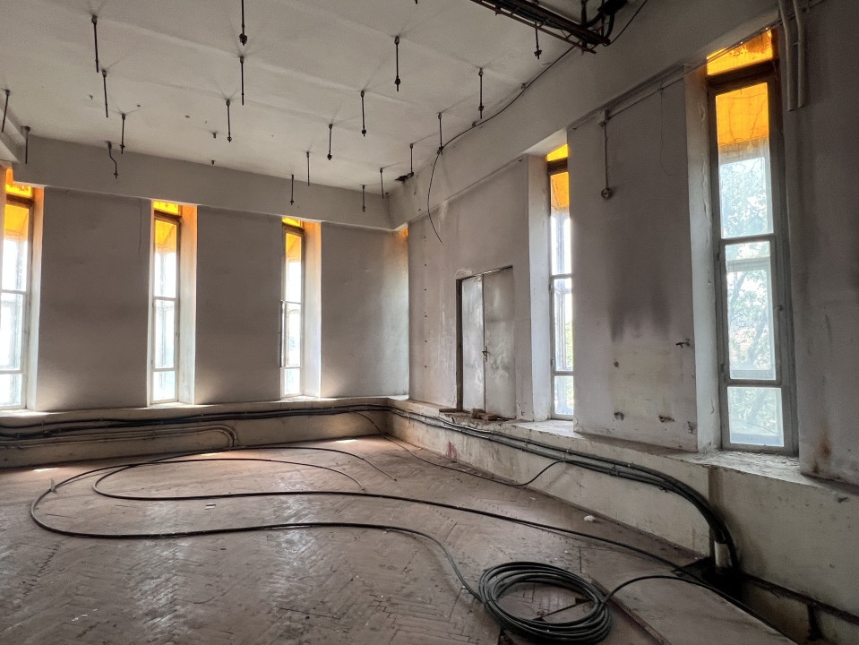 Cladire birouri - Spatiu comercial 1750 mp cu 880 mp teren in Grigorescu