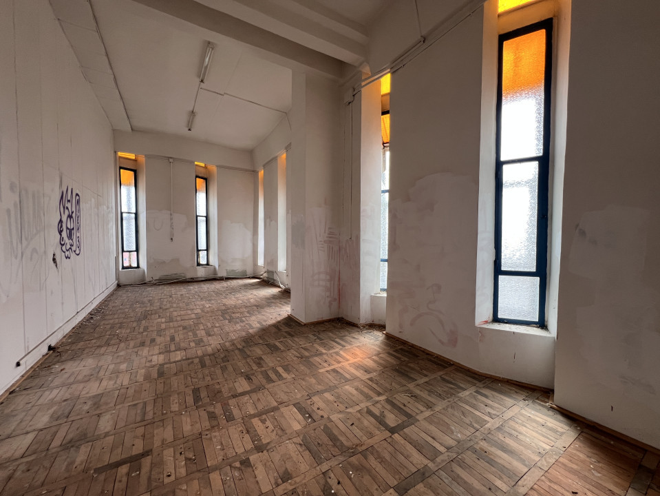 Cladire birouri - Spatiu comercial 1750 mp cu 880 mp teren in Grigorescu