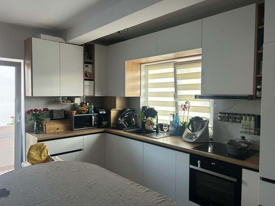 apartament cu 3 camere,spatii de depozitare,parcare, zona Cetatii