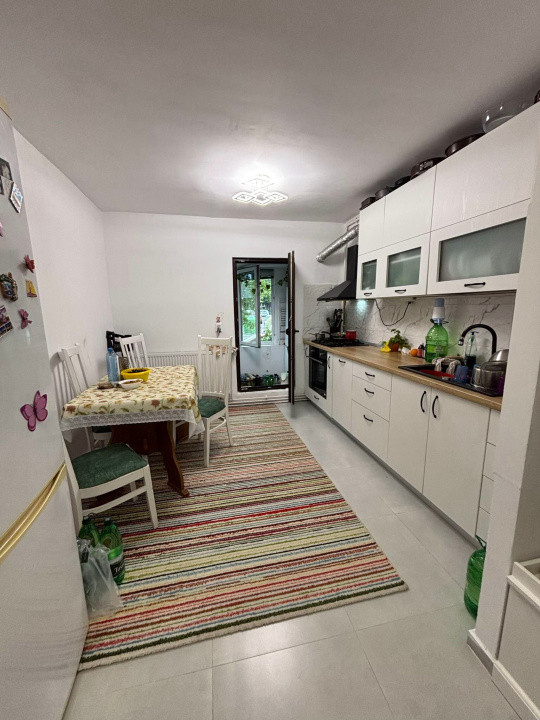 Apartament cu  2camere decomandate si balcon,zona Sala Sporturilor