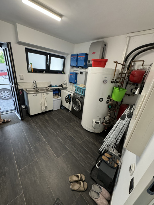 Casa Individuala De Inchiriat, Piscina, 225mp, Zona Teilor