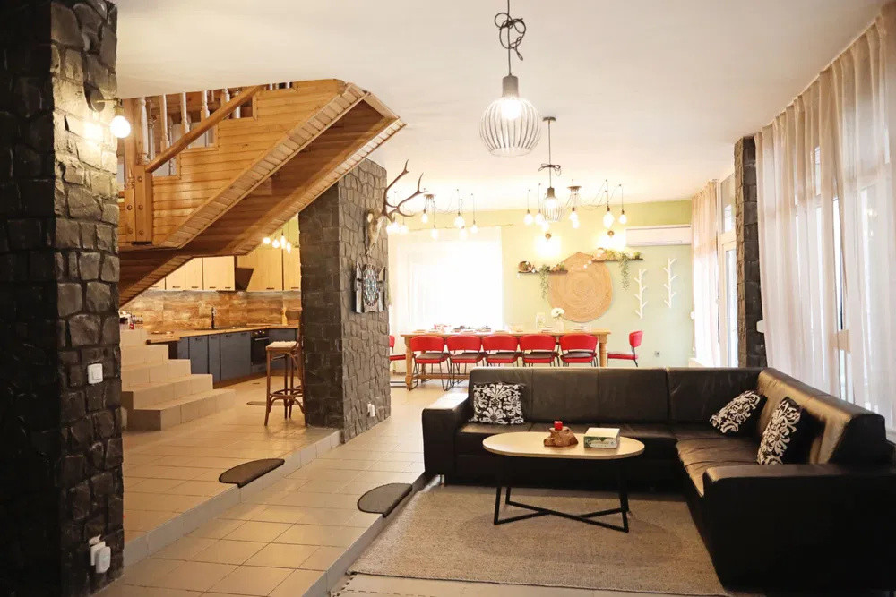 Casa de vacanta ,228 mp utili, piscina exterioara , Baisoara