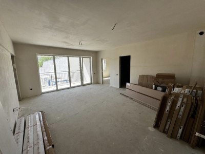 Apartament de 3 camere, zona semicentrala cu parcare