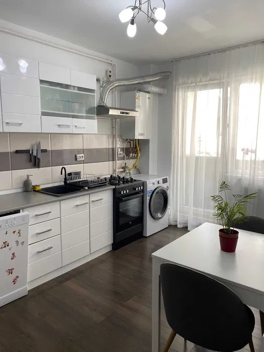 Apartament cu 2 camere, 42 mp, balcon, zona BMW