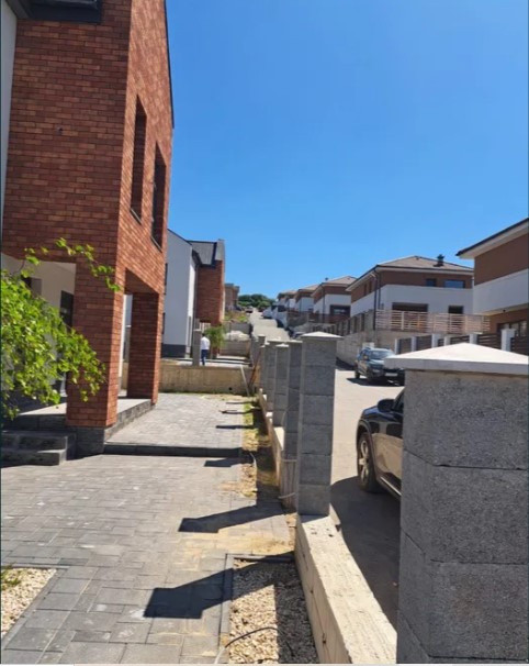 Case individuale cu 4 dormitoare în Dezmir  Zonă liniștită, 482 mp teren