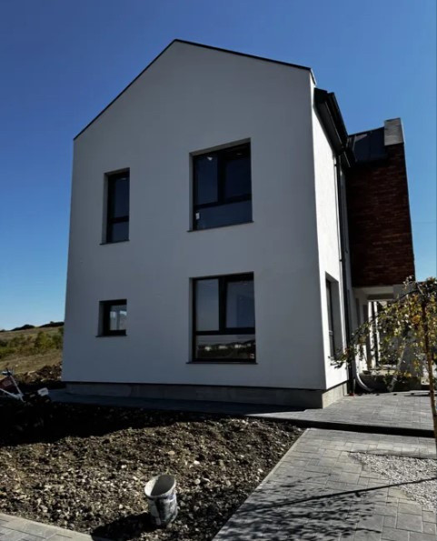 Case individuale cu 4 dormitoare în Dezmir  Zonă liniștită, 482 mp teren