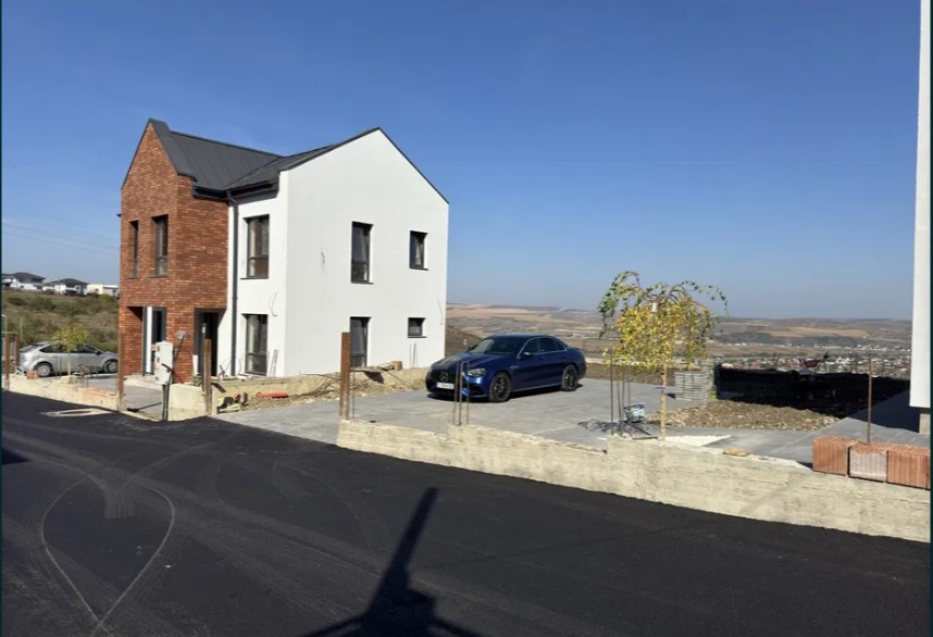 Case individuale cu 4 dormitoare în Dezmir  Zonă liniștită, 482 mp teren