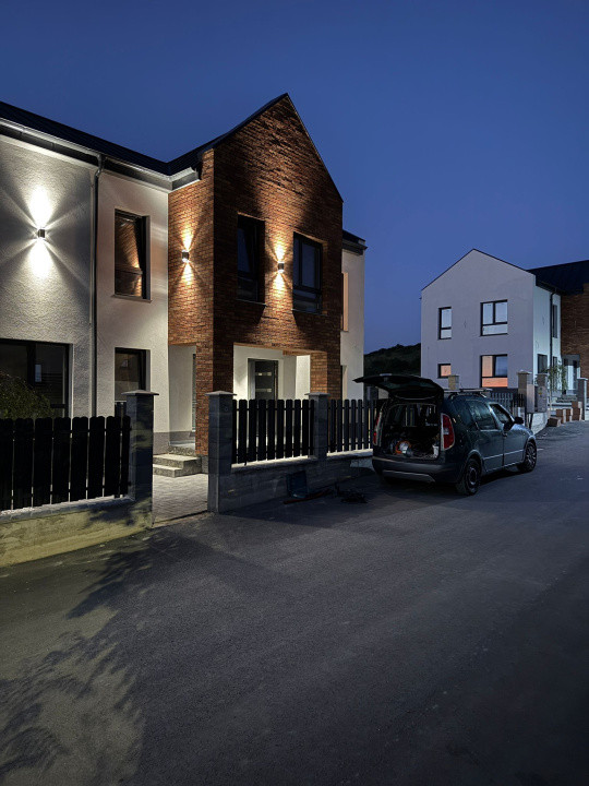 Case individuale cu 4 dormitoare în Dezmir  Zonă liniștită, 482 mp teren