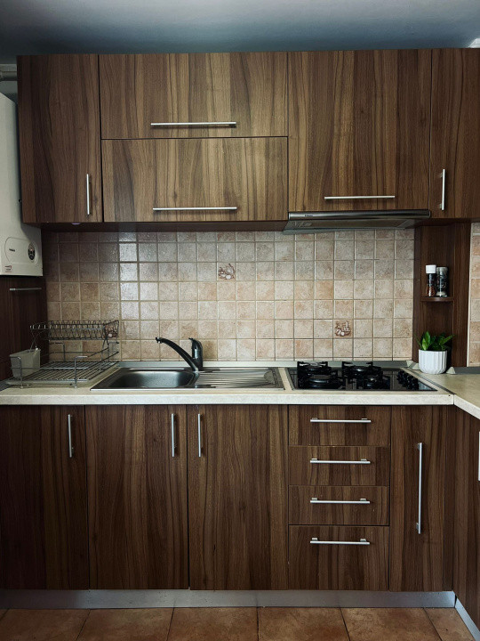 APARTAMENT CU 3 CAMERE,BOXA SI GARAJ,ZONA TEILOR