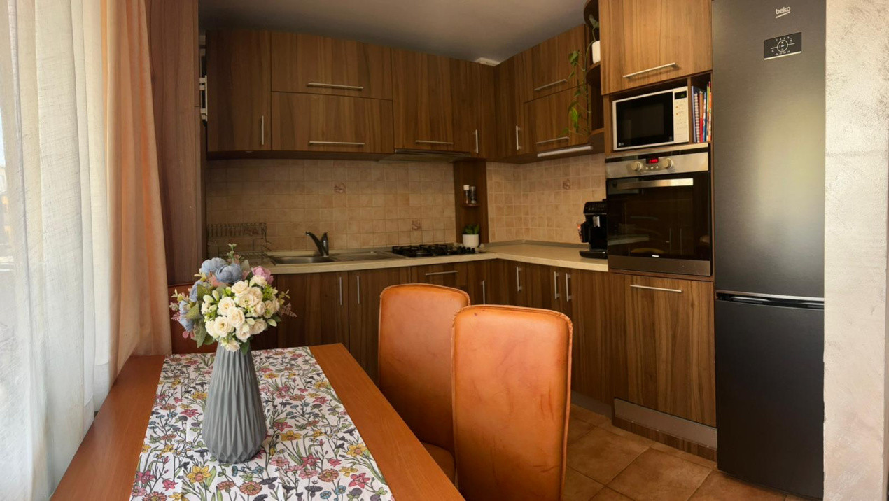 APARTAMENT CU 3 CAMERE,BOXA SI GARAJ,ZONA TEILOR