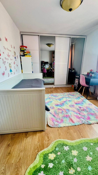 APARTAMENT CU 3 CAMERE,BOXA SI GARAJ,ZONA TEILOR