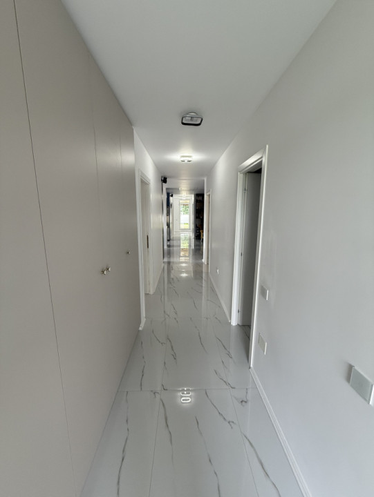 Penthouse - 123 mp utili - 5 camere - 3 bai - 3 parcari - zona Subcetate!