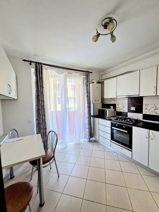 Apartament cu 2 camere, decomandat, 2 balcoane, zona Porii