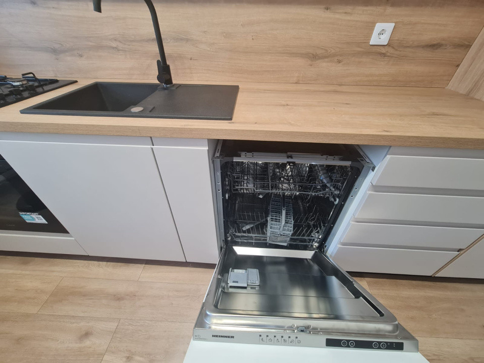 Apartament cu 2 camere decomandat, 51 mp, 2 balcoane, zona Terra