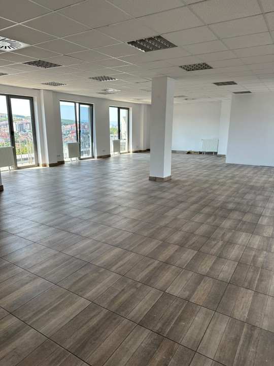 Vânzare spațiu birouri 135 mp, compartimentat, luminos, acces facil