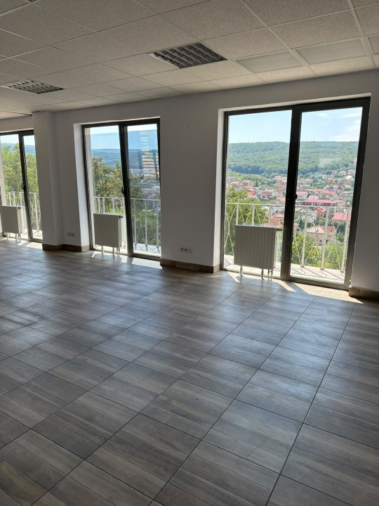 Vânzare spațiu birouri 135 mp, compartimentat, luminos, acces facil