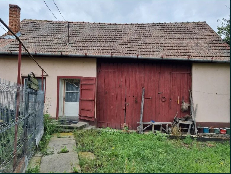 Teren generos 1411 mp cu casă veche și utilități în centrul Apahidei