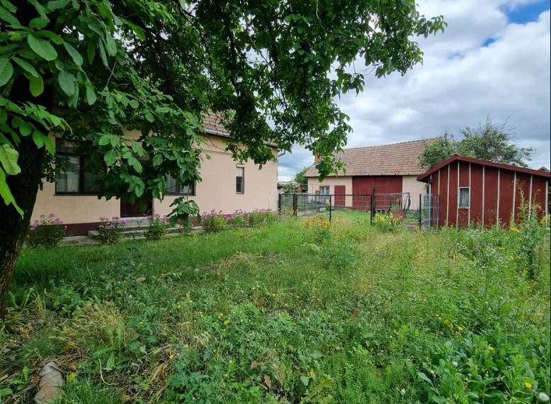 Teren generos 1411 mp cu casă veche și utilități în centrul Apahidei