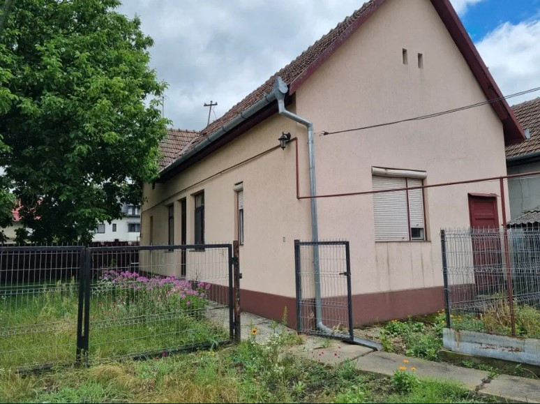 Teren generos 1411 mp cu casă veche și utilități în centrul Apahidei