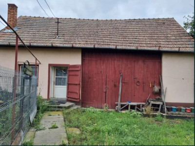 Teren generos 1411 mp cu casă veche și utilități în centrul Apahidei