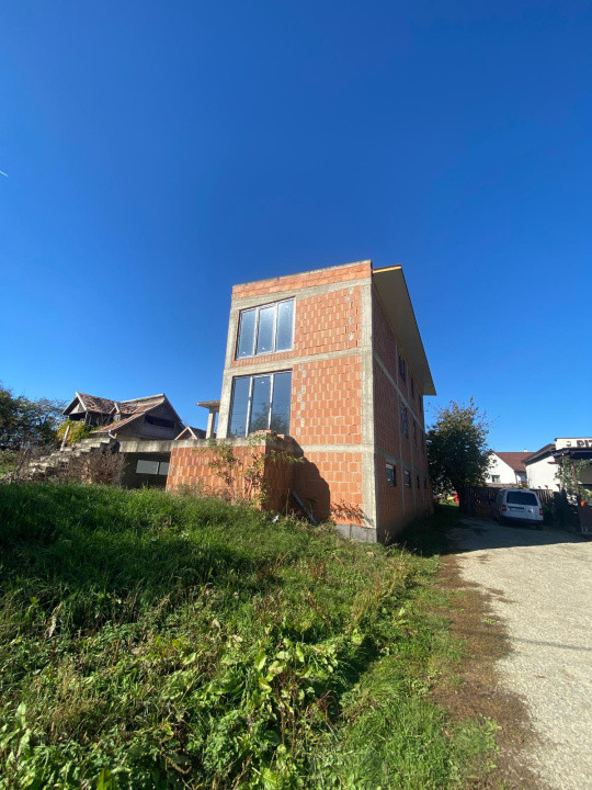 INVESTITIE! Casa 235 mp utili - 5 camere - garaj , Jucu de sus!