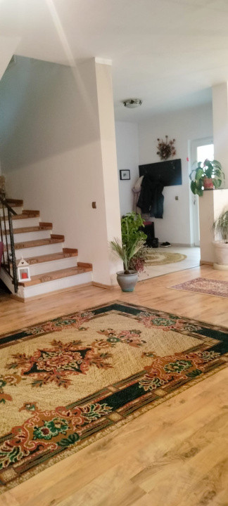 Casa tip duplex 125 mp utili - 4 camere - curte - zona Muzeul Apei, Floresti!