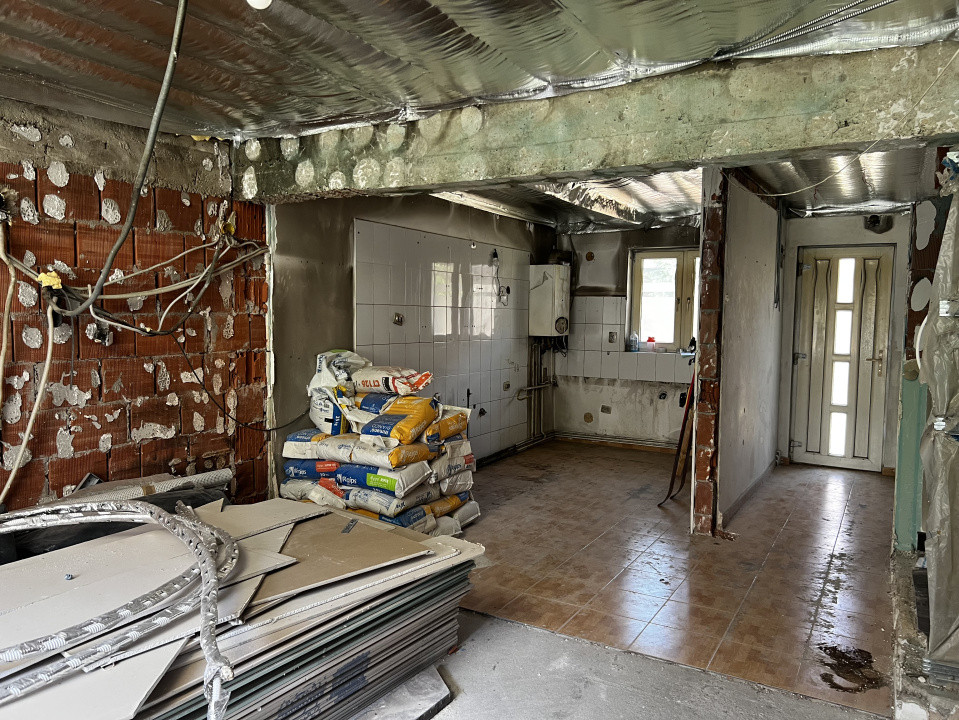 Triplex 80 mp utili, 40 mp curte, parcare, Zona Eroilor