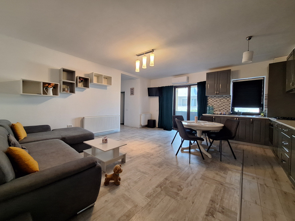 Apartament cu 3 camere, 68 mp, balcon, zona Terra