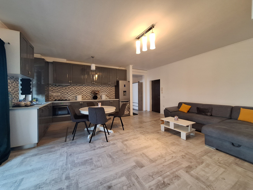 Apartament cu 3 camere, 68 mp, balcon, zona Terra